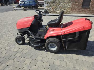 Maaier van het tractortype beschikbaar voor biedingen