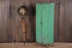 Industriele vintage lockerkast | Oude stoere groene kleding.