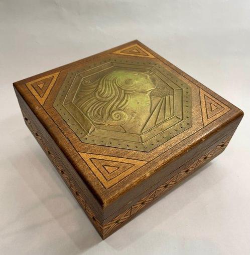 art deco - Doos - Verguld messing - doos met reliëf van, Antiek en Kunst, Kunst | Designobjecten