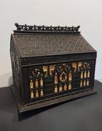 Kist - Victoriaanse gotische Tudor-afvalkist. - koper, hout,
