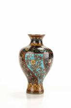 Vase - Émail, Un groupe de cinq vases cloisonné travaillés, Antiek en Kunst