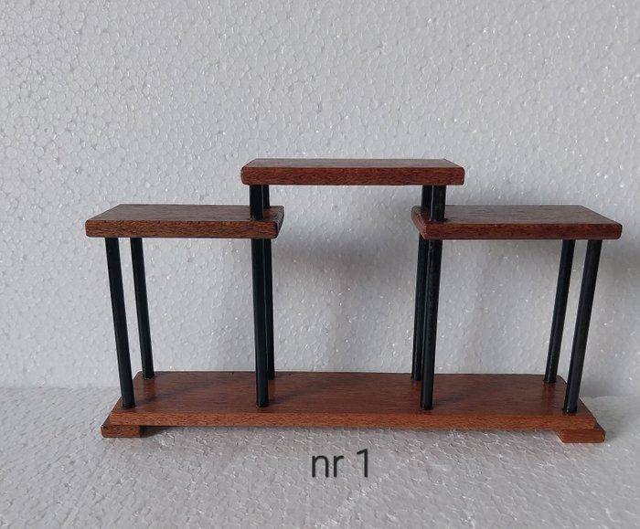 Standaard - 8 kleine houten displays , stands, Antiquités & Art, Curiosités & Brocante