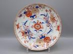 Bord - Fine Imari plate with orchid and chrysanthemum décor