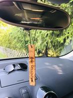 Luchtverfrisser hangend voor in de auto als stok olijfhout