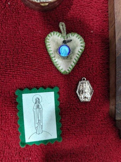 Verzameling van 37 religieuze voorwerpen (37) - Hout,, Antiek en Kunst, Antiek | Boeken en Manuscripten