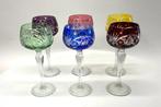 Zes gekleurde geslepen kristallen glazen - Wijnglas (6) -, Antiek en Kunst
