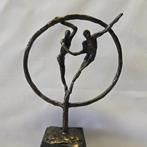 Verbronsd beeld - Alles draait om... - Figurine - Bronze, En, Antiek en Kunst