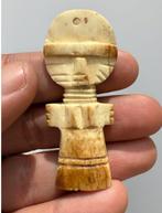 Antropomorfisch en vruchtbaar ritueel amulet in bewerkt bot