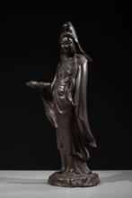 Bronze - Un okimono en bronze représentant la déesse Kannon