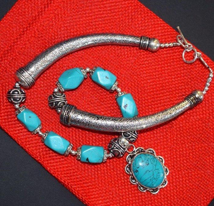 Ketting 45 cm + hanger + kralen in blauwe turkoois-howliet, Collections, Minéraux & Fossiles