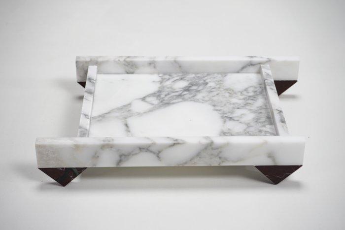 DFlab Studio - Tafelmiddenstuk - 90° - Carrara marmer, Rosso, Antiek en Kunst, Kunst | Designobjecten