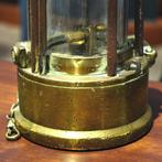 Protector Lamp & Lighting Company Ltd. di Eccles, Manchester