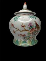 Porseleinen vaas met deksel - famille rose - China - 20e, Antiquités & Art