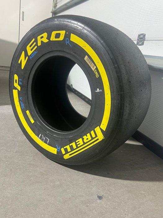 Pneu (1) - Pirelli - P Zero - Post 2000, Collections, Marques automobiles, Motos & Formules 1