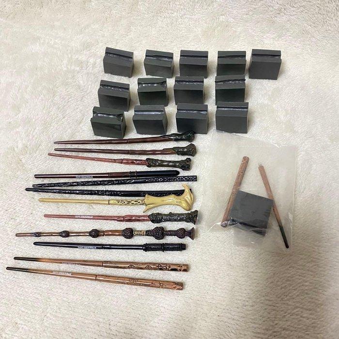 Harry Potter Miniature Magic Wands — Bulk Lot of 13, with, Verzamelen, Film en Tv