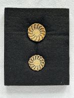 2 miniatuurkörben van paardenhaar in de vitrinekast (zelden)