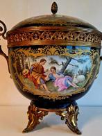 Vase avec couvercle - Bronze doré - Signé GARNIER 1840-1903