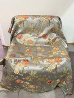 Fluwelen jacquard met bloemenmotief op een zilverkleurige, Antiek en Kunst