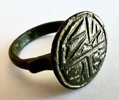 Islamitisch 11e-14e eeuw na Christus Brons Ring  (Zonder, Handtassen en Accessoires, Antieke sieraden