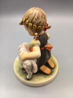 Hummel Goebel - Beeld, Girl Feeding Sheep - TMK6 - 11.5 cm -
