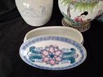 Themacollectie - Porseleinen servies en decoratieve vazen. -