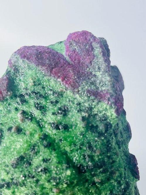 Robijn in zoisiet met biotiet – een zeldzame Tanzaniaanse, Verzamelen, Mineralen en Fossielen
