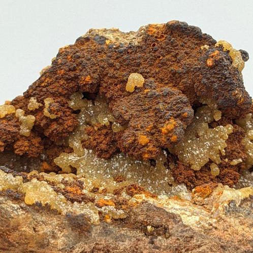 Géode dADAMITE JAUNE avec LIMONITE, UV en VERT FLUORESCENT, Verzamelen, Mineralen en Fossielen