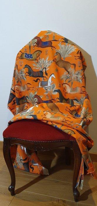300x280 cm! Chevalier-stof Cavalli in corsa oranje -, Antiek en Kunst, Antiek | Tapijten, Tafelkleden en Textiel