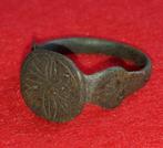 Middeleeuws Brons Middeleeuwse bronzen ring met een