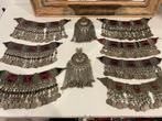 3 frontale parures + 4 enkelkettingen en 2 hangers - Kuchi -, Antiek en Kunst
