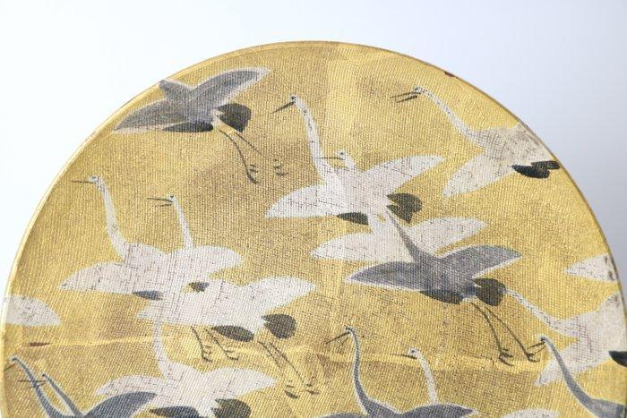 Decoratieve Kutani-serviesbord met een vliegende kraanvogel,, Antiek en Kunst, Antiek | Overige Antiek