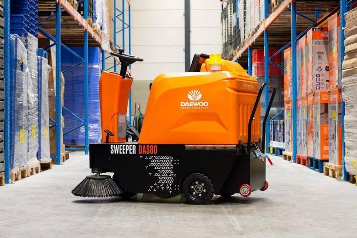 Veiling: Veegmachine Daewoo Das80 Elektrisch 700W 2025 Nieuw, Zakelijke goederen, Machines en Bouw | Onderhoud en Reiniging, Ophalen