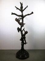sculptuur, Grande albero con 2 putti che si arrampicano e, Antiquités & Art, Antiquités | Céramique & Poterie