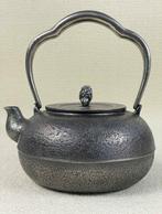 Fijn vervaardigde Japanse ijzeren ketel (Tetsubin) met, Antiek en Kunst