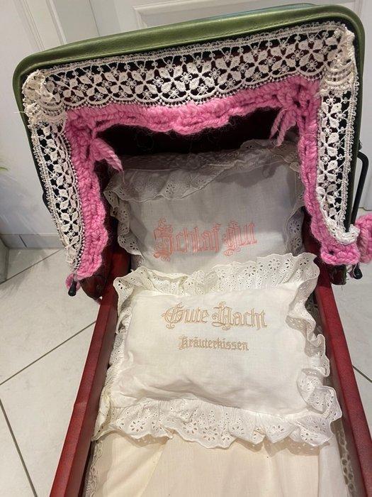 nostalgischer Puppenwagen mit Kissen und Deckchen - Pop 70, Antiquités & Art, Antiquités | Jouets