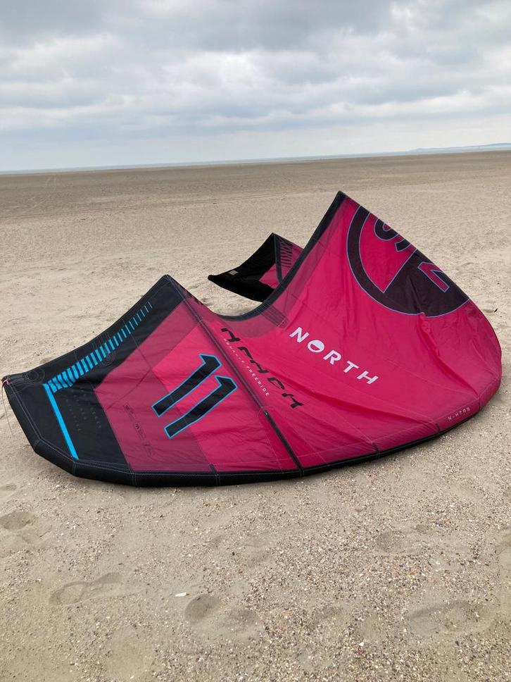 2025 North Reach Kite 11m Rubine Red R, Watersport en Boten, Kitesurfen, Kite, Gebruikt, 11 m²