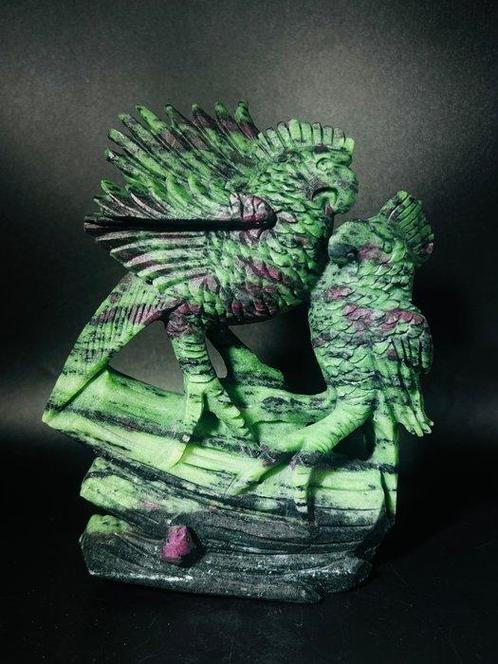 Paired natural ruby zoisite with hand-crafted parrot, Verzamelen, Mineralen en Fossielen