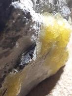 beautiful decorative cluster with yellow brucite, rough natu, Verzamelen, Mineralen en Fossielen, Verzenden