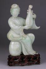 Kwanyin personage beeldhouwwerk in jade jadeïet - Jade,, Antiek en Kunst