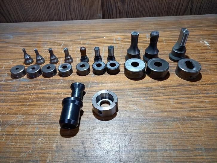 MUBEA ponsen en matrijzen - ponsgereedschap - stempels, Doe-het-zelf en Bouw, Gereedschap | Machine-onderdelen en Toebehoren, Zo goed als nieuw