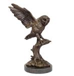 A flying owl - Beeldje - Brons