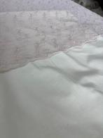 Kostbare stof voor gordijn, Frans geborduurd en afgezoomd