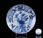 Een Chinese blauw-wit Waterplants-schotel - Porselein -, Antiek en Kunst