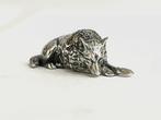 Prachtige zilveren liggende wolf miniatuur. - Personnage