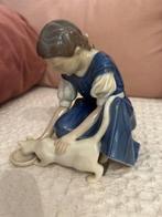 Bing & Grondahl - Figurine - Fille donnant à manger à un, Antiek en Kunst