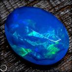 Blauwe opaal cabochon met gefacetteerd oppervlakte 3,6 ct-