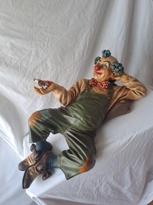 Jun Asilo - Beeld, Clown op koffer - 33 cm - Composiet -, Antiek en Kunst, Curiosa en Brocante