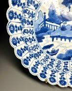 Chinees bloemenvormig bloemblad met geverniste rand, blauw, Antiek en Kunst