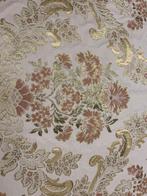 Damastweefsel in barokstijl met goudborduursels en antieke, Antiek en Kunst