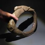 Taino Steen Belangrijke en grote figuurlijke juk. 47,5 cm